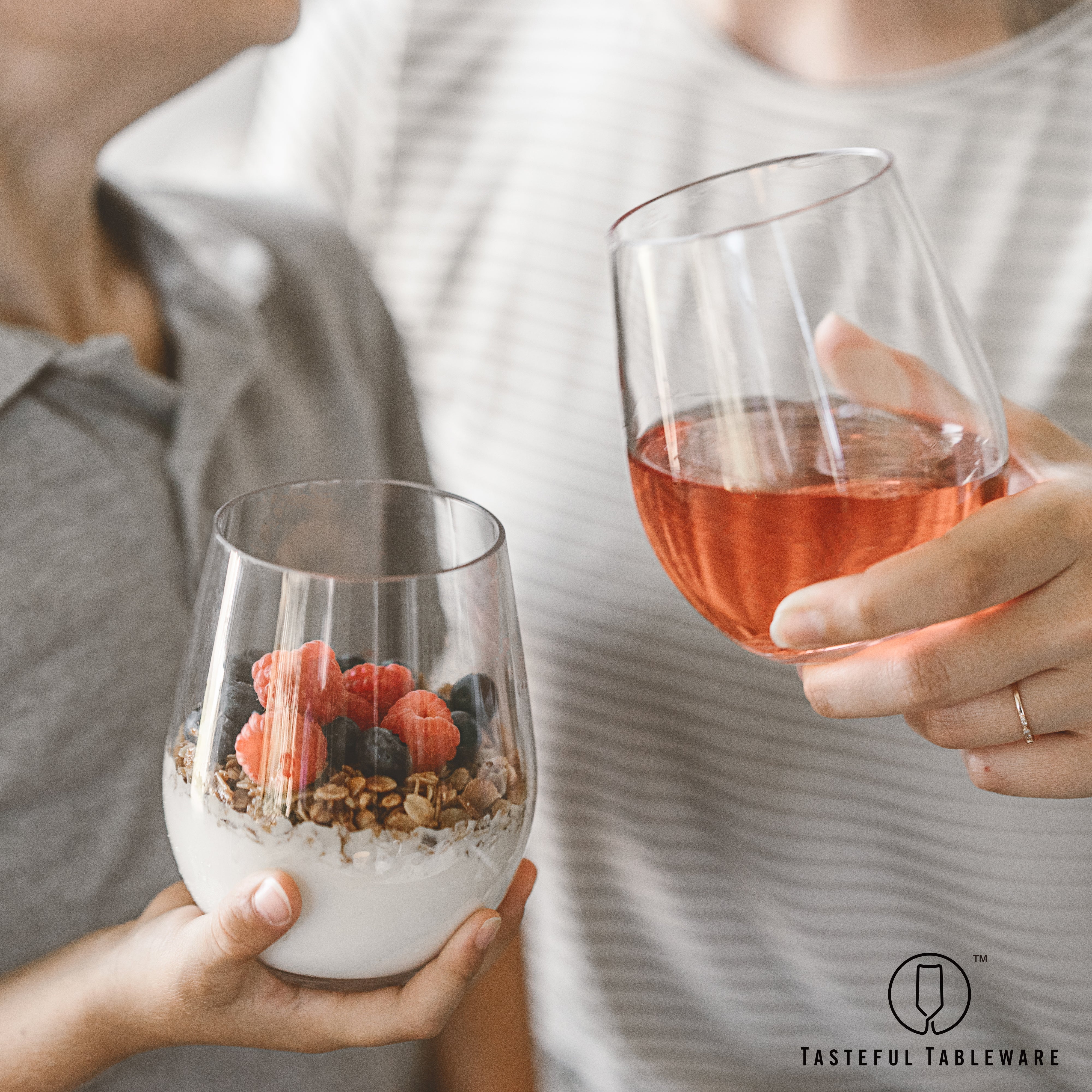 Set of 4 plastic wine glasses